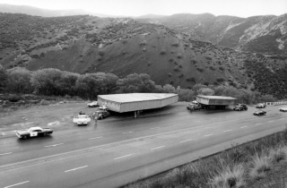 Illustration for article titled Algunas de las máquinas más grandes jamás transportadas por carretera